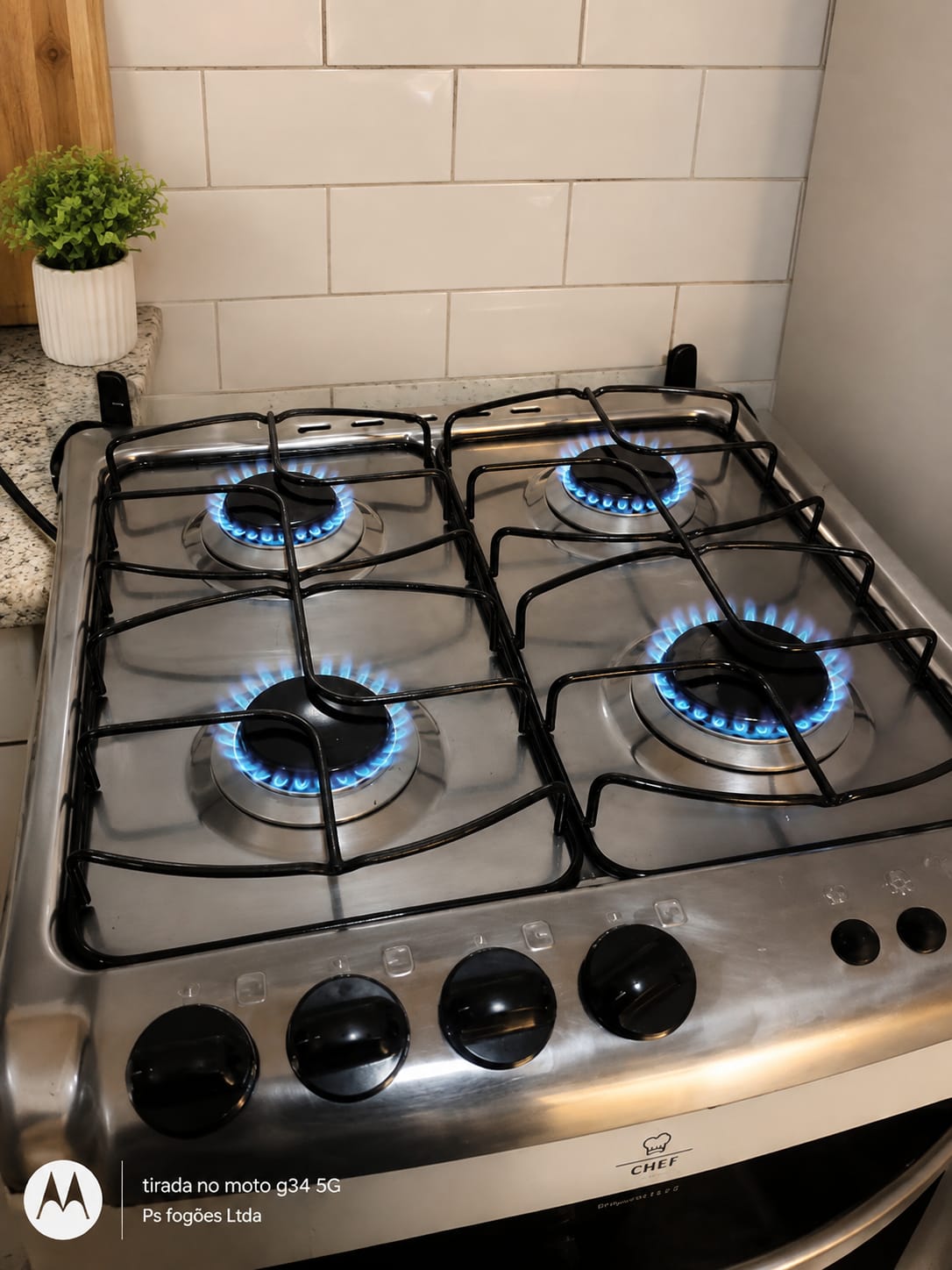 Cooktop a gás instalado em bancada de cozinha com acabamento limpo